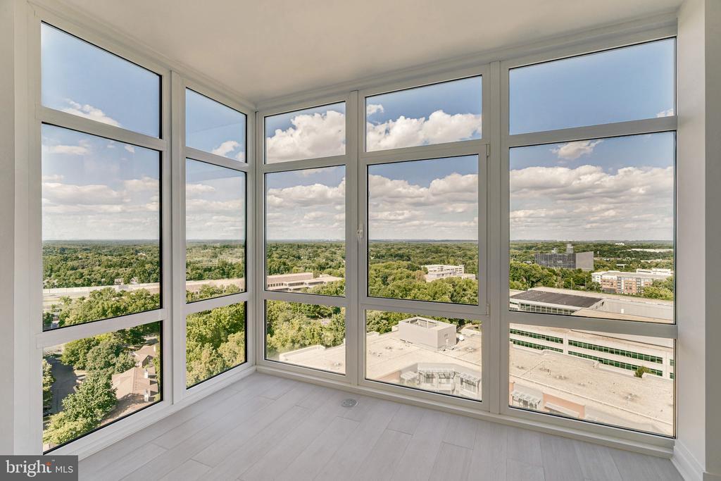 8220 Crestwood Heights Dr in McLean, VA - Foto de edificio