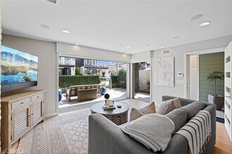 219 Diamond Ave, Unit 07-4550 in Newport Beach, CA - Building Photo - Building Photo
