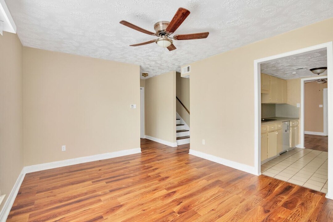 9052 Wilcrest Dr in Houston, TX - Building Photo