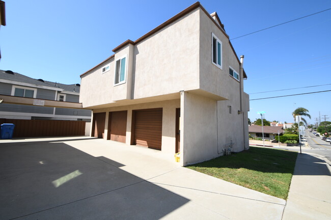 2222 Harriman Ln in Redondo Beach, CA - Building Photo - Building Photo