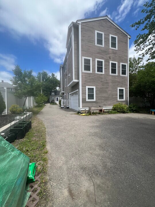 11 Whitney St, Unit 0 in Chestnut Hill, MA - Building Photo