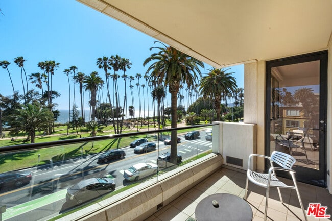 701 Ocean Ave in Santa Monica, CA - Building Photo - Building Photo