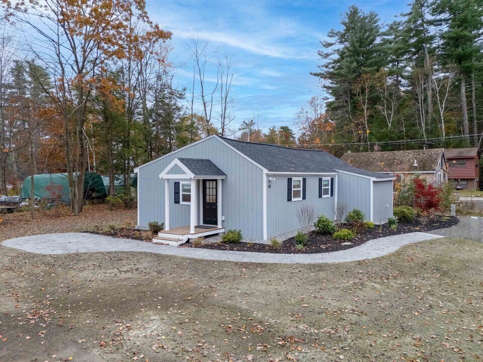 601 Collettes Grove Rd in Derry, NH - Building Photo