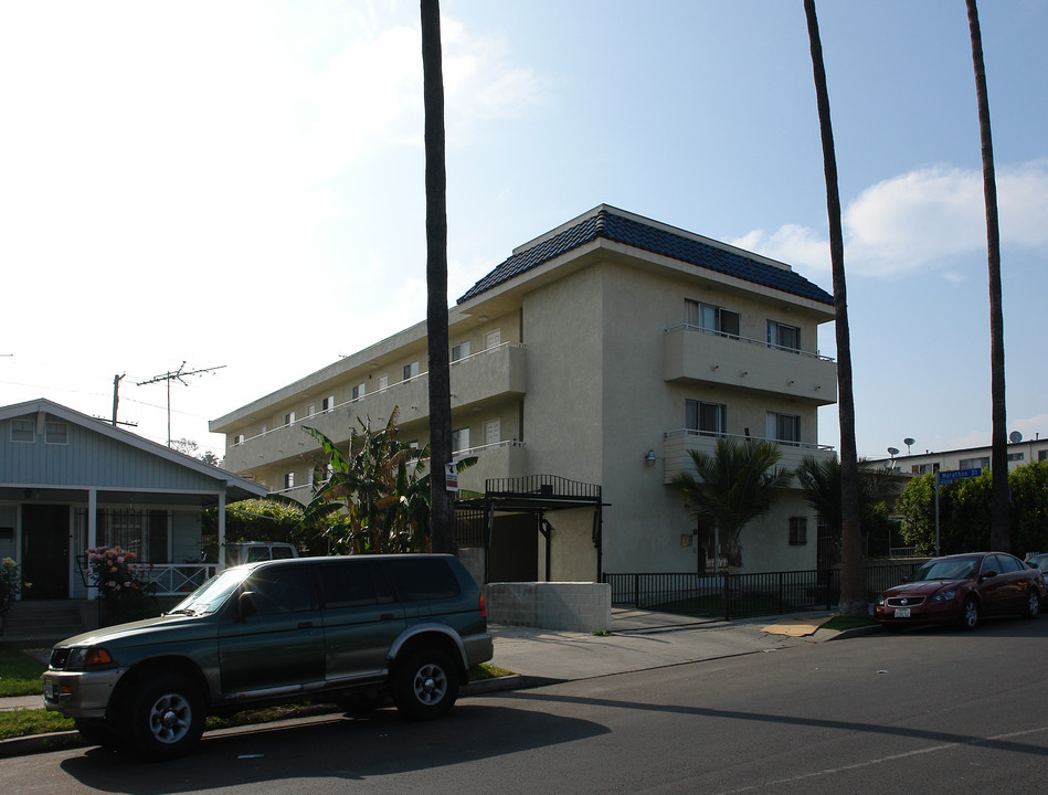 807 N Kingsley Dr in Los Angeles, CA - Foto de edificio