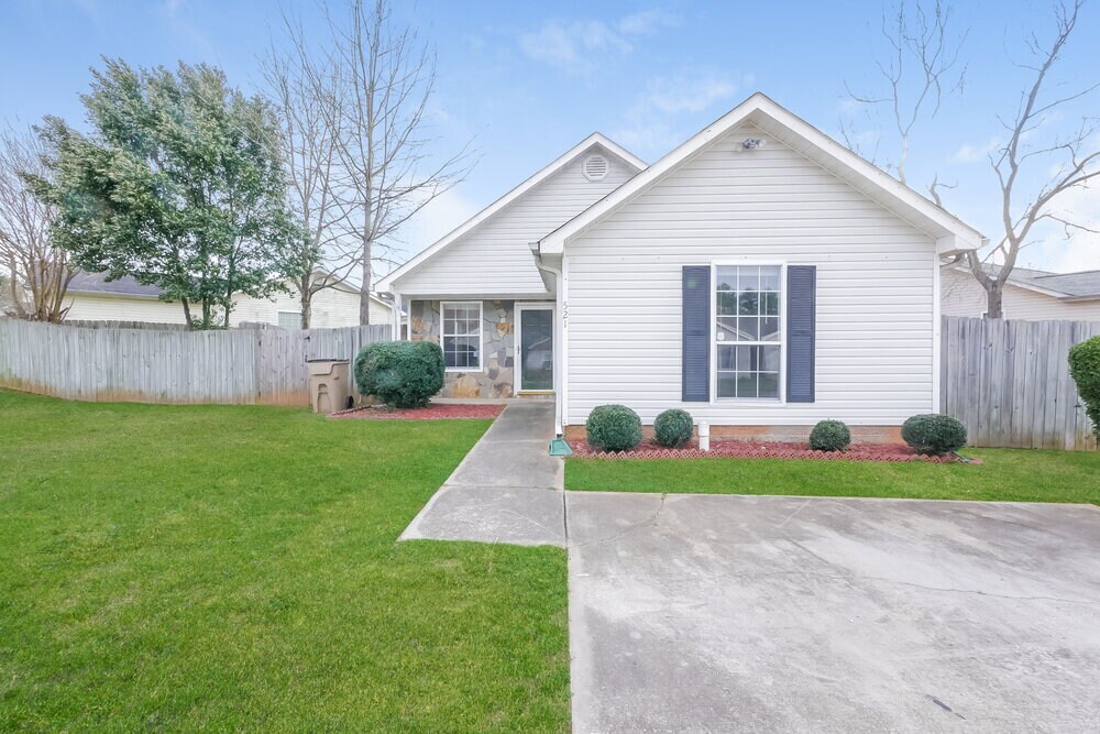 521 Lakecourt Dr in Mcdonough, GA - Building Photo