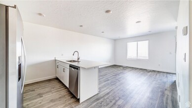 1068 E Scuttlebutt Ln in Saratoga Springs, UT - Foto de edificio - Building Photo