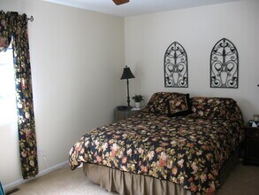 1048 W Foxcroft Dr in Camp Hill, PA - Building Photo - Building Photo
