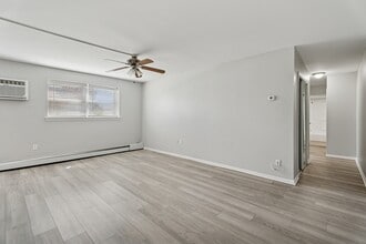 Rosedale Court Apartments in Roslyn, PA - Foto de edificio - Building Photo