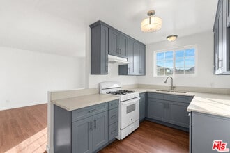 12325 Oxnard St in Los Angeles, CA - Building Photo - Building Photo