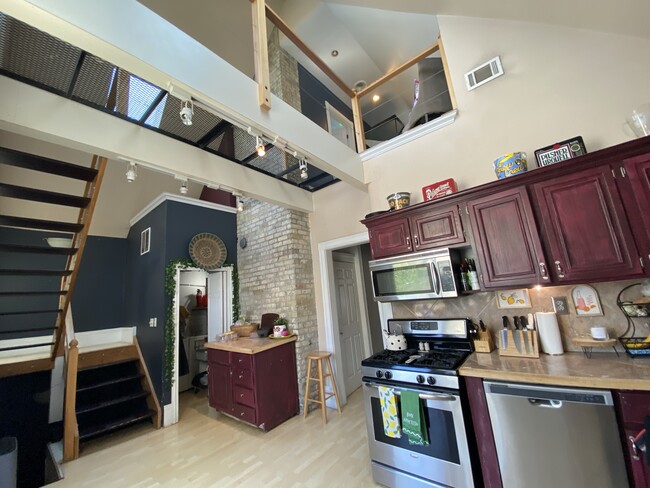 1529 N Cass St, Unit 1531 N. Cass -- Upper