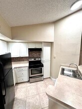 5737 Gatlin Ave in Orlando, FL - Foto de edificio - Building Photo