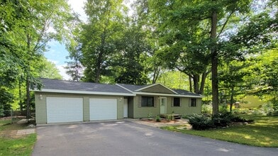 20787 Maple St in Lake Ann, MI - Foto de edificio - Building Photo