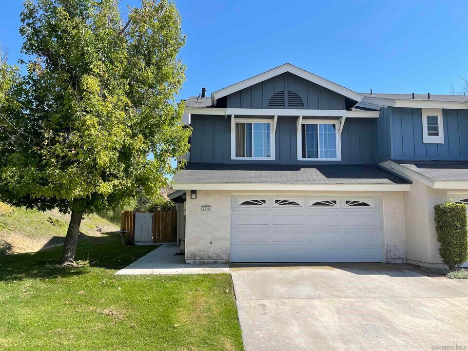 2296 Manzana Way in San Diego, CA - Building Photo
