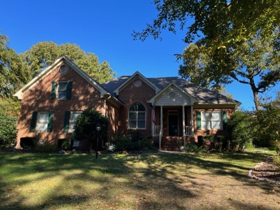 401 Ashwood Dr in Williamsburg, VA - Building Photo