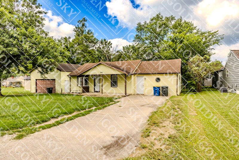 209 N Manhattan Ave in Muncie, IN - Foto de edificio