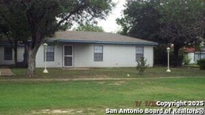 927 W Formosa Blvd in San Antonio, TX - Building Photo