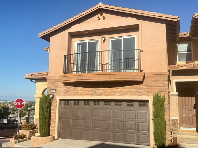 15335 Lotus Cir in Chino Hills, CA - Foto de edificio - Building Photo