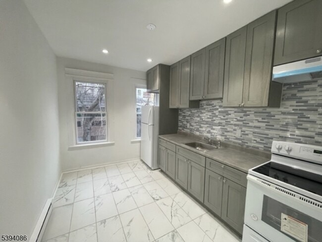 205 N Clinton St in East Orange, NJ - Building Photo - Building Photo