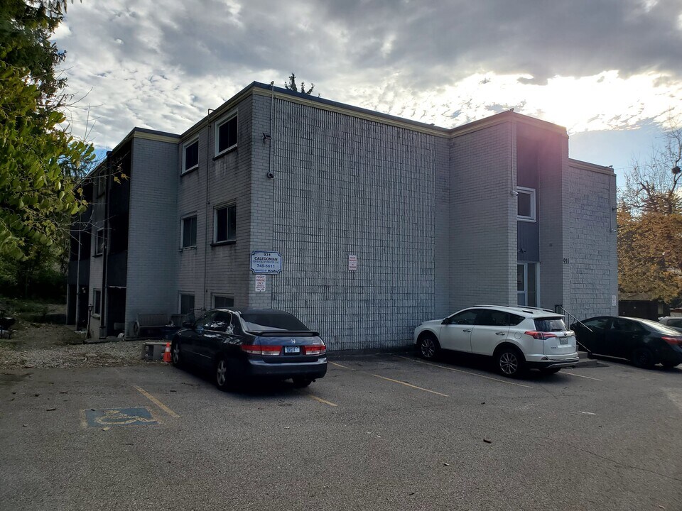 931-932 Caledonian Vw in Cambridge, ON - Building Photo