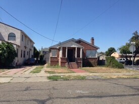 1261 102nd Ave in Oakland, CA - Building Photo
