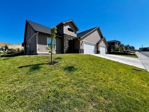 8819 Kail Dr in Yakima, WA - Building Photo - Building Photo