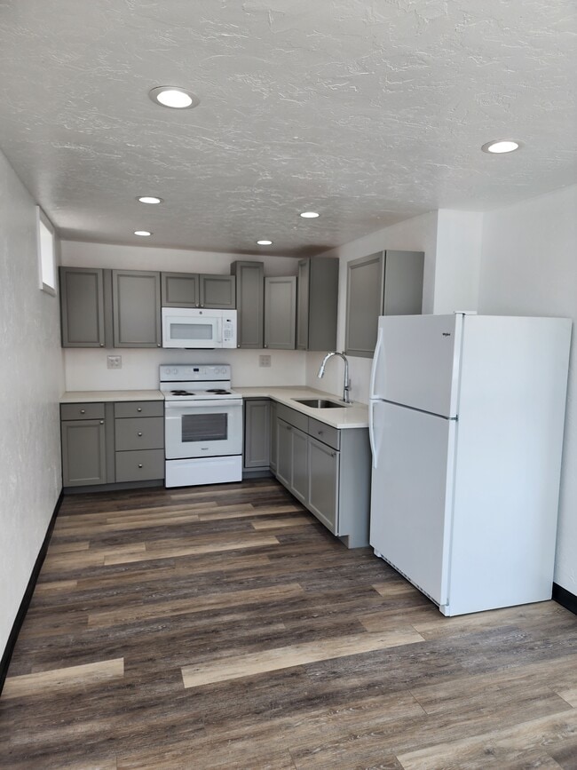 21 S 4th St, Unit Apartment 1 in Youngwood, PA - Building Photo - Building Photo