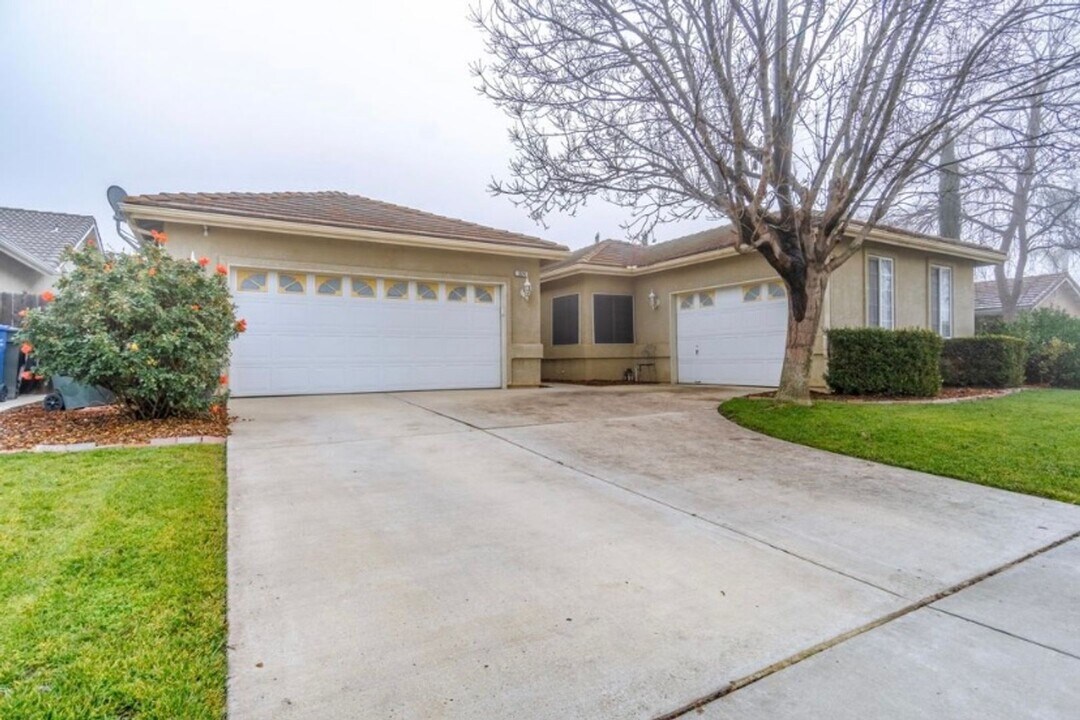 524 Mallard Ave in Lemoore, CA - Building Photo