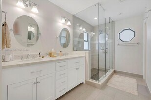 1583 Eastlake Way in Weston, FL - Building Photo