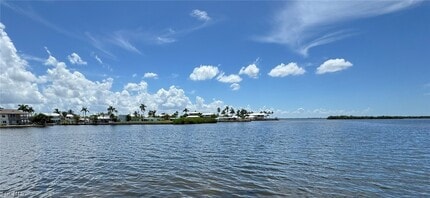 4743 Pine Island Rd in Matlacha, FL - Foto de edificio - Building Photo