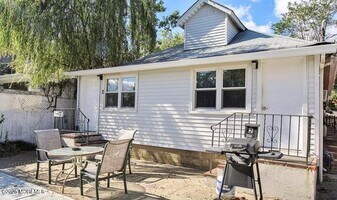 103 Seabreeze Way in Keansburg, NJ - Building Photo