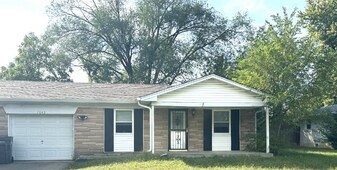 7642 Southfield Dr in Southport, IN - Building Photo