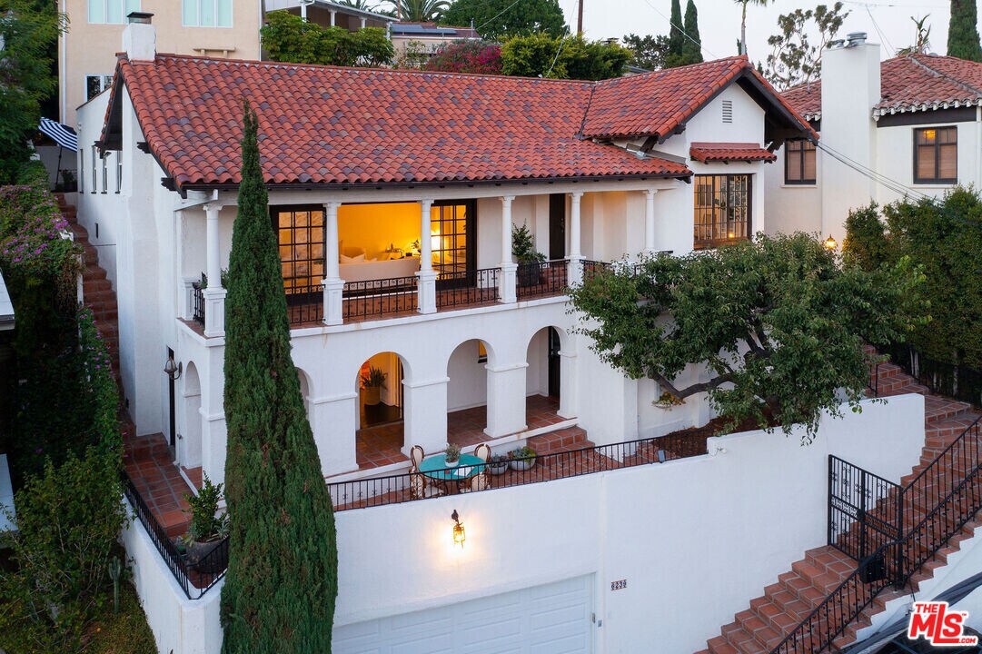 6239 Holly Mont Dr in Los Angeles, CA - Building Photo