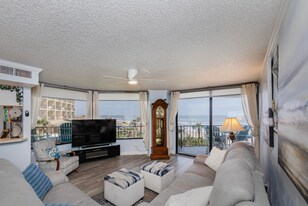 2425 S Atlantic Ave, Unit 301 in Daytona Beach Shores, FL - Building Photo