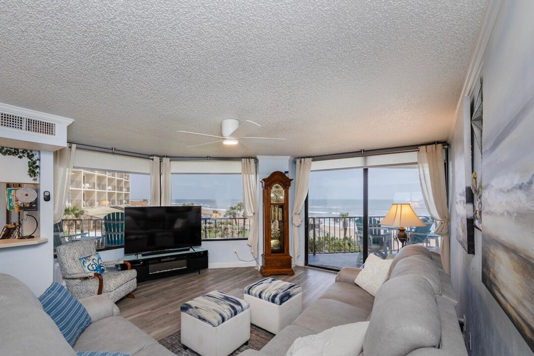 2425 S Atlantic Ave, Unit 301 in Daytona Beach Shores, FL - Building Photo