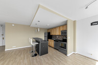 655 W Irving Park Rd, Unit #1215 in Chicago, IL - Building Photo - Building Photo