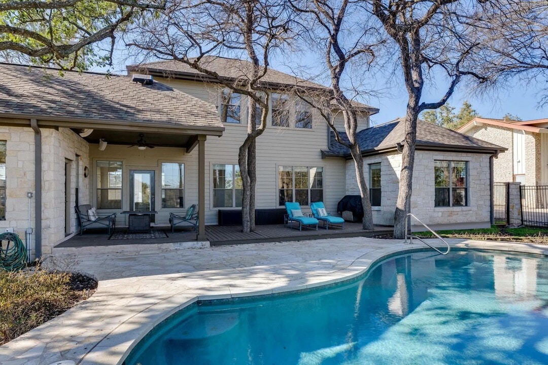 132 Lakeway Dr in Lakeway, TX - Building Photo