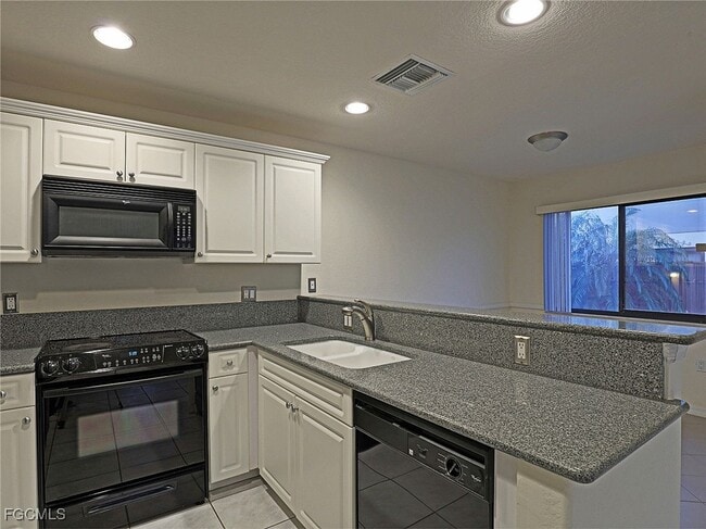 5264 Cedarbend Dr in Ft. Myers, FL - Building Photo - Building Photo