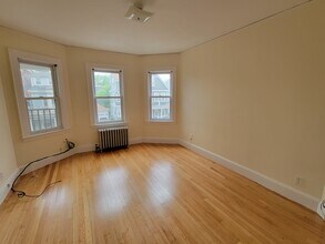 52 Nixon St, Unit 2 in Boston, MA - Foto de edificio - Building Photo