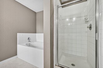 5615 W Harrow Dr in Houston, TX - Building Photo - Building Photo