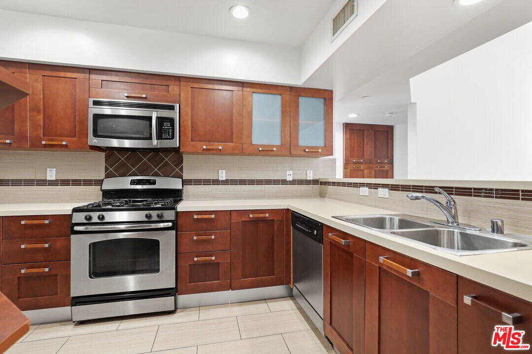 1240 S Sherbourne Dr in Los Angeles, CA - Foto de edificio