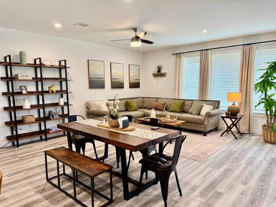 3235 Creston Gate Dr in Houston, TX - Building Photo