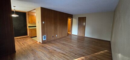 2831-2837-2837 SW Troy St in Portland, OR - Building Photo - Building Photo