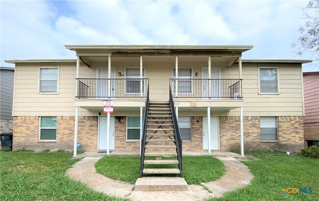 property at 1910 Cedarhill Dr