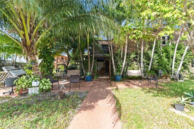 2450 W 67th Pl in Hialeah, FL - Building Photo - Building Photo