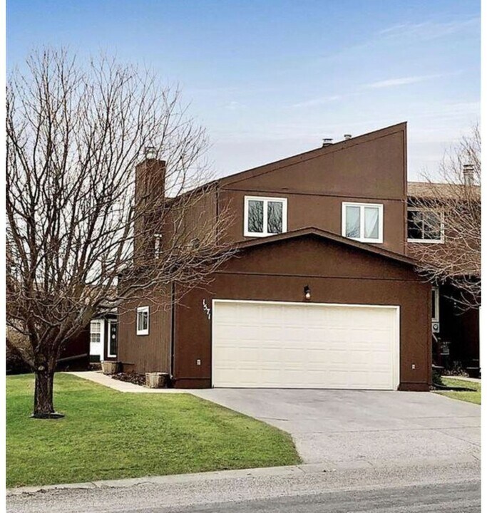 1571 16th St NW in Minot, ND - Building Photo