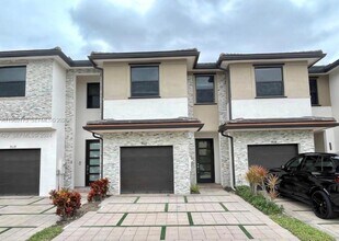 9117 NW 159th St in Miami Lakes, FL - Building Photo - Building Photo