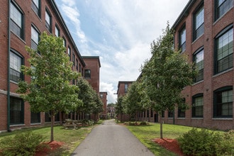 Riverside Commons in Fitchburg, MA - Foto de edificio - Building Photo