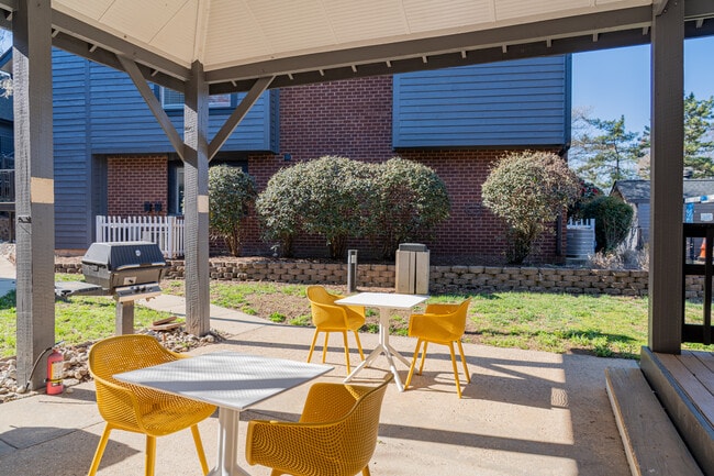 The District North Hills in Raleigh, NC - Foto de edificio - Building Photo
