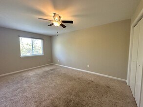 147 College Dr in Edison, NJ - Building Photo - Building Photo