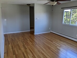 907 Hooper Rd in Endicott, NY - Building Photo - Building Photo